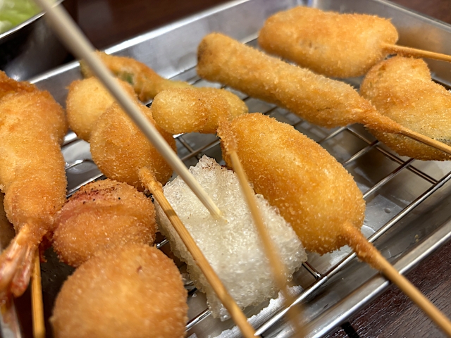 Looking for a unique and fun dining experience in Japan? If you're a visitor to Japan and want to indulge in some authentic local flavors, then you must try kushikatsu (Japanese deep-fried skewers) at Kushiya Monogatari! Known for its interactive dining style, Kushiya Monogatari allows you to enjoy a wide variety of skewered ingredients, and the best part is—you get to cook them yourself! Keep reading to discover why this restaurant is a must-visit for international tourists in Japan.