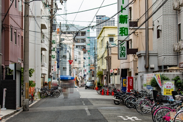 When planning your Osaka trip, you may have the iconic Osaka Castle and bustling Dotonbori at the top of your list. But if you're looking to explore a unique side of the city, you can't miss Nishinari. This district, full of character, offers visitors a mix of historical landmarks, delicious local food, and vibrant street art. Nishinari is also home to some of Osaka's most exciting and authentic experiences. In this guide, we'll show you everything you need to know to explore this fascinating area and make the most of your Nishinari sightseeing.