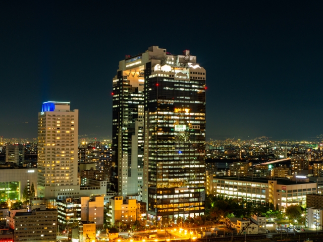 If you're visiting Osaka, one of the must-see attractions is the Umeda Sky Building, famous for its stunning sky garden observation deck that offers a panoramic view of the city and beyond. Whether you’re here for the day or night, the views from this skyscraper are absolutely breathtaking. In this article, we’ll take you through all the key details about the Umeda Sky Building, why it’s one of Osaka’s top spots, and how to make the most of your visit.