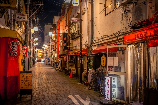 Osaka is known for its unique drinking culture, and one of the most interesting experiences for newcomers is visiting a standing bar (tachinomi-ya). These casual drinking spots are perfect for those looking for a quick drink, delicious snacks, and an authentic local atmosphere. If you’re a first-timer, don’t worry – here’s a guide to help you navigate your first standing bar experience in Osaka!