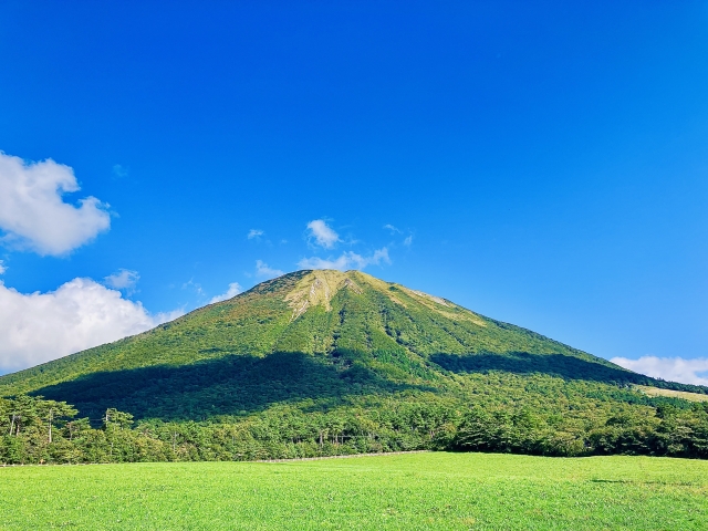 Tottori, often overlooked by many tourists, is a hidden gem in Japan. Located in the western part of the country, Tottori offers a rich blend of natural beauty, historical landmarks, and delicious cuisine. Whether you’re seeking adventure, relaxation, or cultural experiences, Tottori has something for every traveler. In this guide, we’ll introduce you to the best attractions and practical travel tips for an unforgettable trip to Tottori.