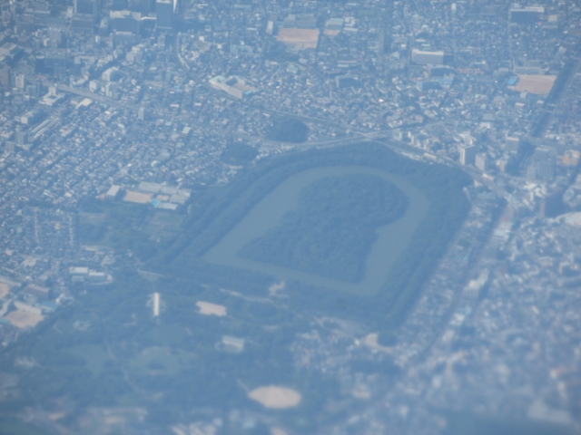 If you’re planning a trip to Japan and want to delve deeper into its rich history, Daisen Kofun in Osaka Prefecture is a must-see destination. Known as the largest keyhole-shaped burial mound in the world, Daisen Kofun (大仙古墳) is a fascinating historical site that offers visitors a glimpse into Japan’s ancient past. In this article, we’ll guide you through the highlights of Daisen Kofun, its historical significance, and provide essential information on how to get there.