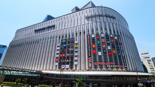 When visiting Osaka, one of the top shopping destinations you can’t miss is Yodobashi Camera Umeda, located in the heart of the bustling Umeda district. Known for its vast selection of electronics, gadgets, and unique Japanese products, this massive multi-story store is a paradise for tourists looking to experience the best of Japanese technology, souvenirs, and shopping deals.